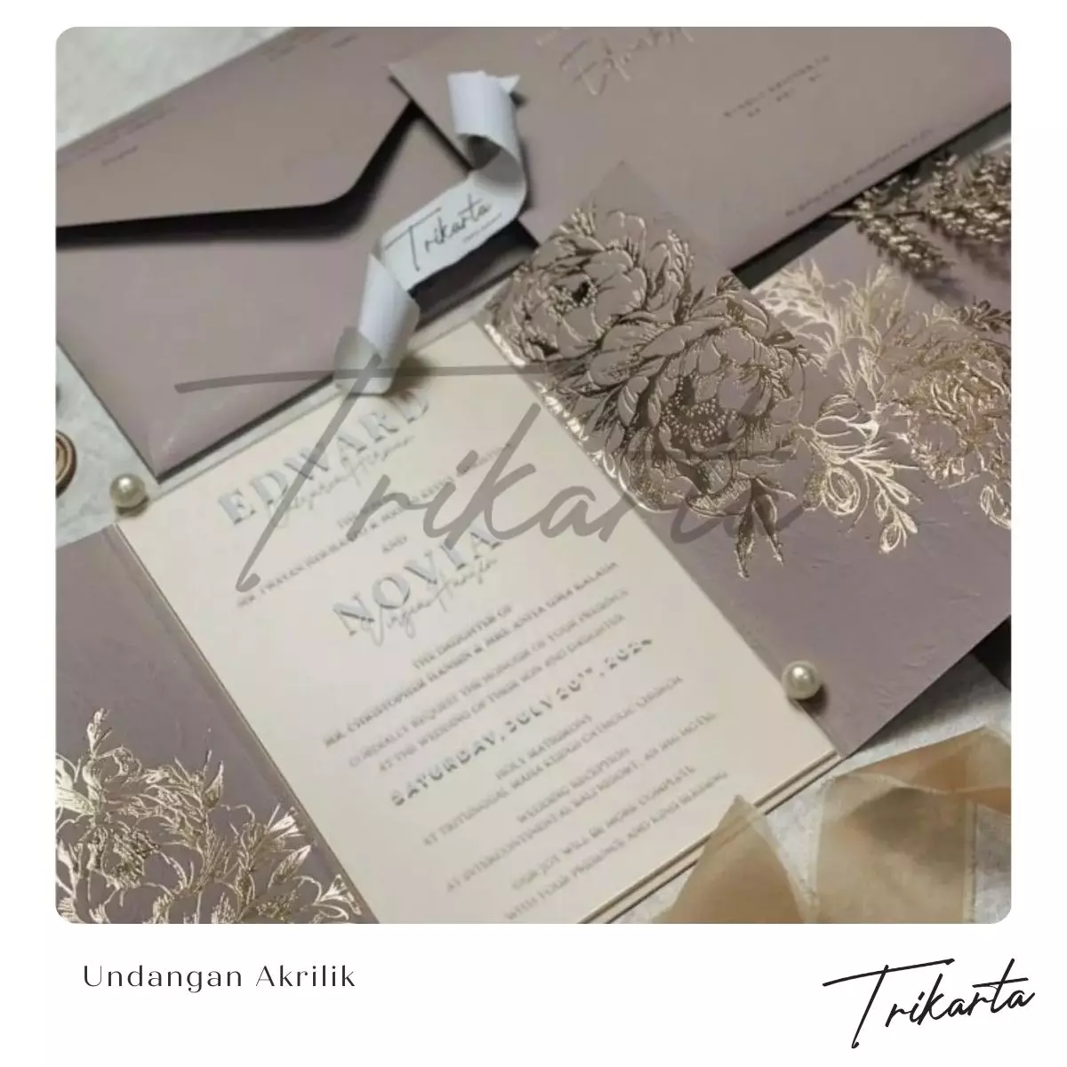4. Undangan Akrilik Modern dan Unik