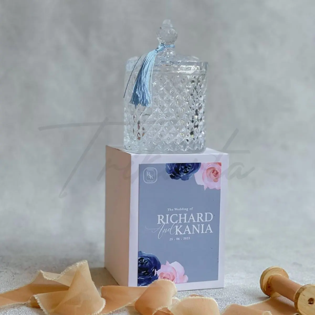 Crystal Diamond M Packing Paperbox Embos Putih